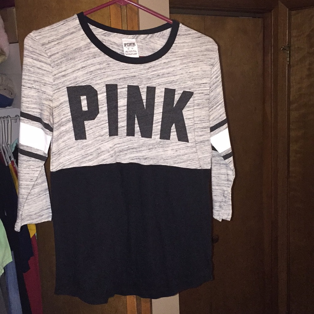 Gray and black, 3 quarter sleeves.